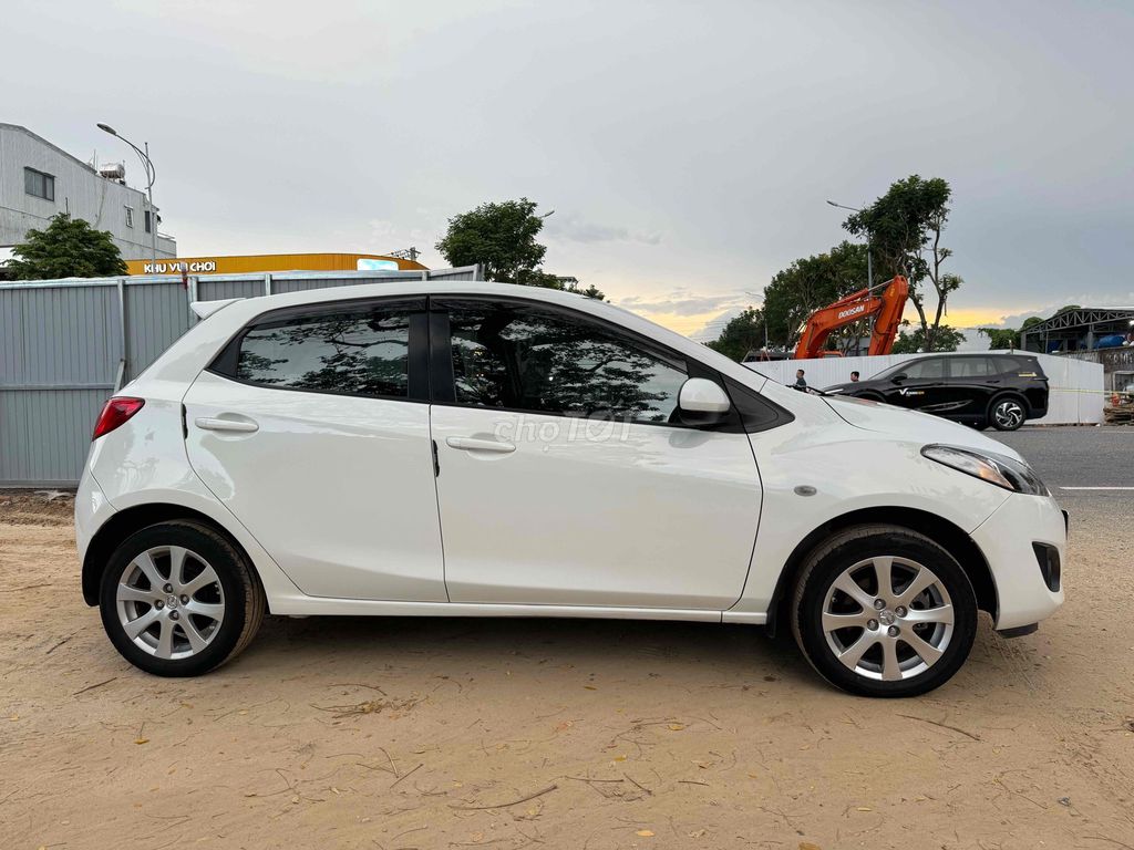 Mazda Mazda 2 2012 Trắng hatchback