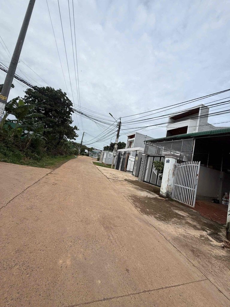 bán lô đất 6m x 35m full thổ cư 1 xẹc đường Y Wang, Phường Eakao, BMT bán lô đất 6m x 35m full thổ cư 1 xẹc đường Y Wang, Phường Eakao, BMT