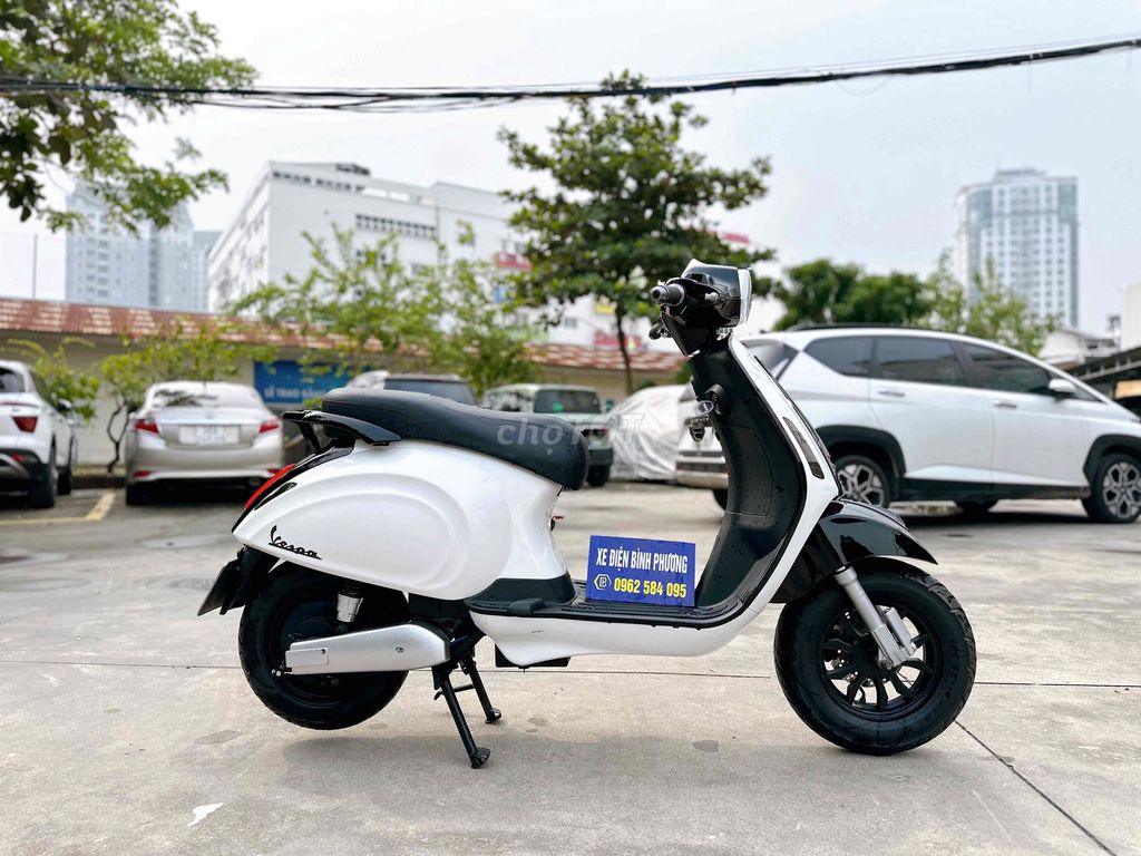 Электроскутер Vespa Черно-белый, аккумулятор 2026