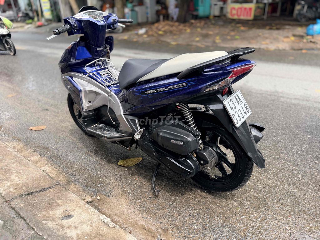 Синий скутер Honda Air Blade 2017