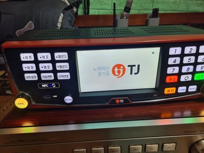 Đầu karaoke Hàn Quốc có màn hình 7" HDD 1T wifi..
