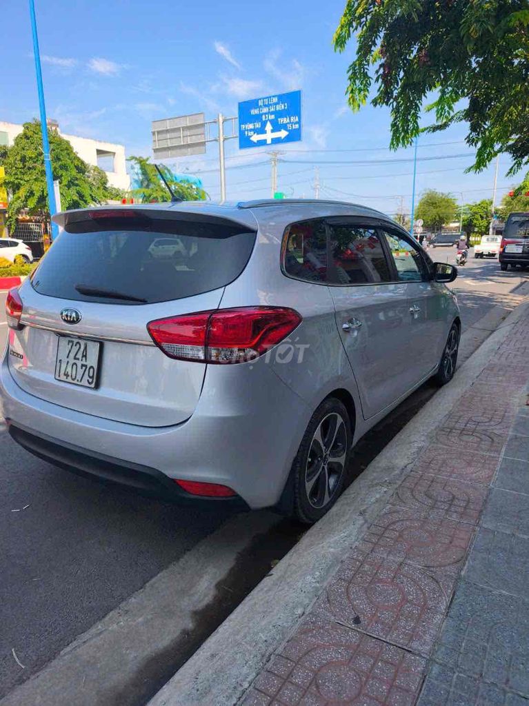 Kia Rondo 2015 7-местный автомат серебристый