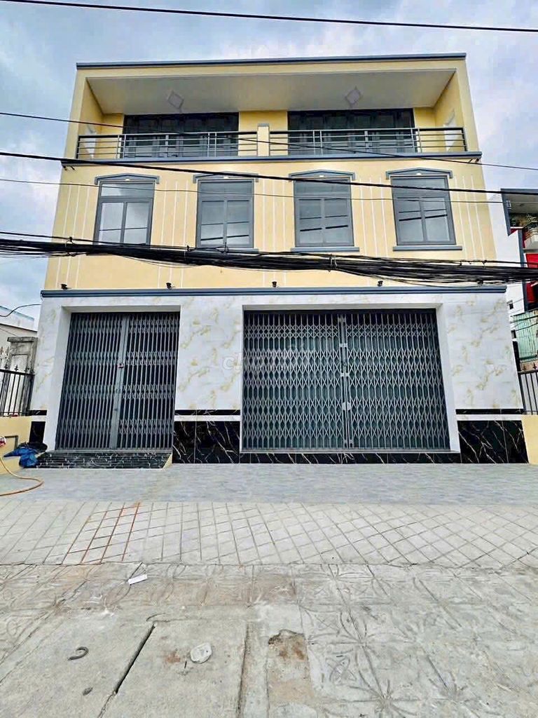 Nhà 2 lầu trống suốt đường Phạm Hùng 20 triệu
