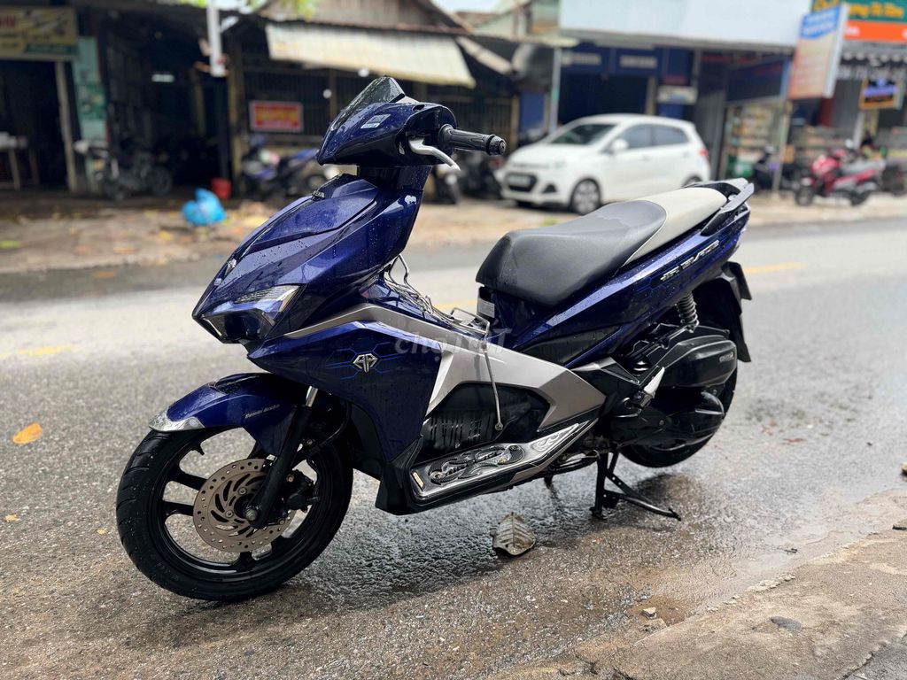 Синий скутер Honda Air Blade 2017
