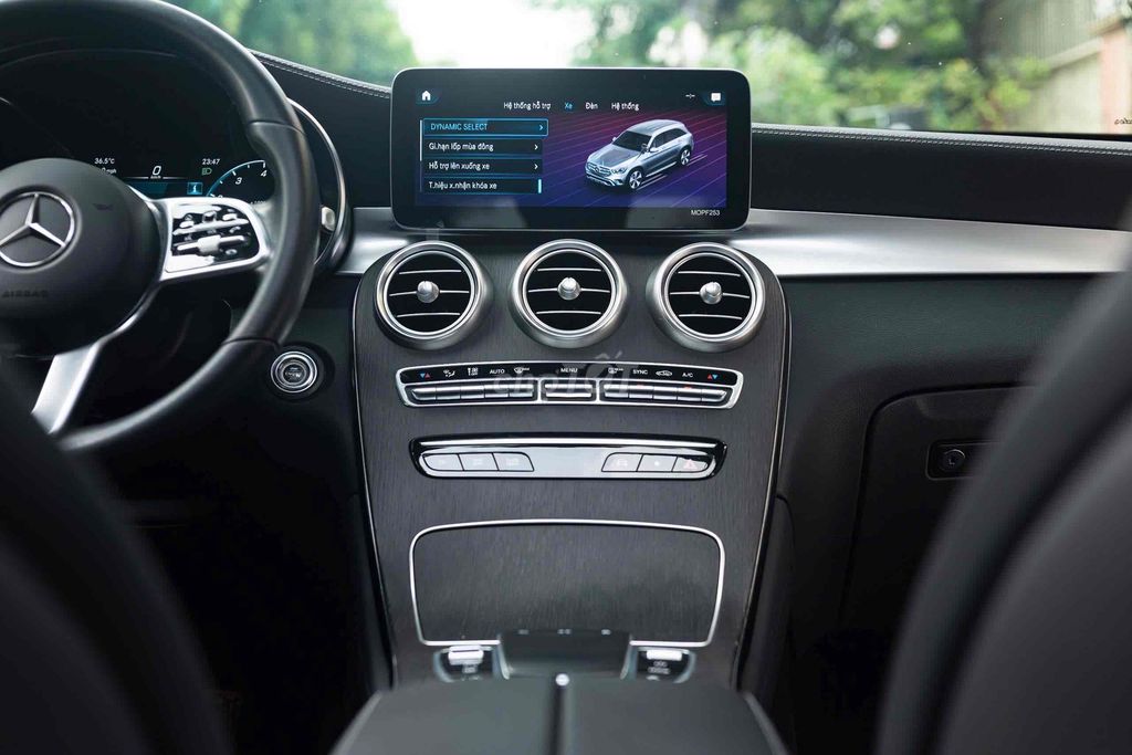 Mercedes GLC300 4Matic Model 2022 - Trắng/Đen. Mua bán Ô tô tại Quận 7 Tp Hồ Chí Minh được đăng bởi Thật Nguyễn LongAnh Auto hình 7