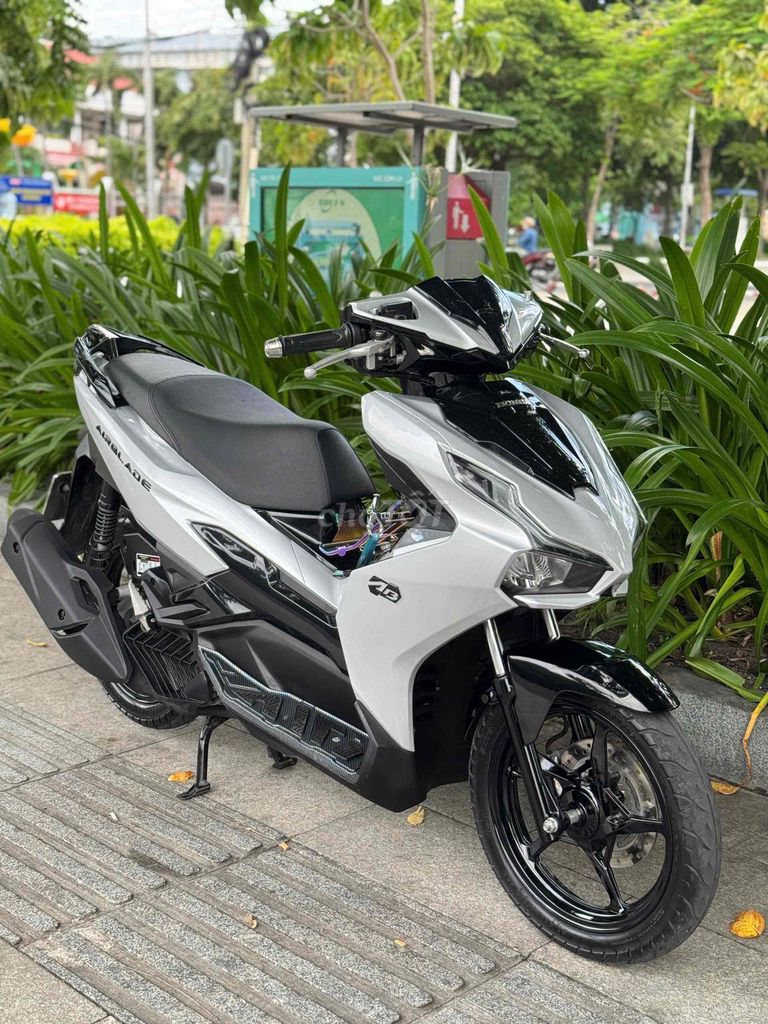 Скутер AirBlade 125 4-клапанный 2024 серебристый Porsche с пробегом 16 000 км, Хошимин