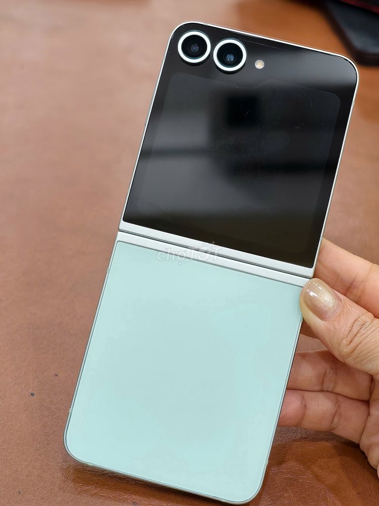 Samsung Galaxy Z Flip 6 bản quốc tế 256gb Xanh 98%. Mua bán Điện thoại tại Quận Đống Đa Hà Nội được đăng bởi Hn Store hình 1