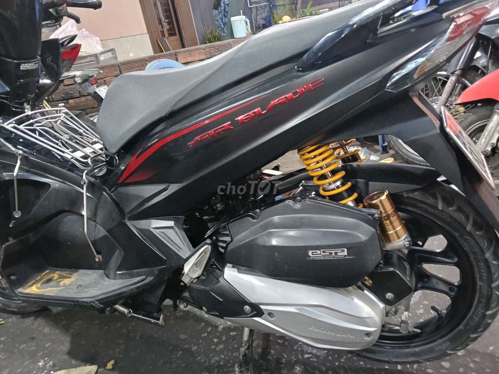 Xe nhãn hiệu Honda là xe tay ga màu đen. Mua bán Xe máy tại Quận Bình Tân Tp Hồ Chí Minh được đăng bởi phuc hình 3