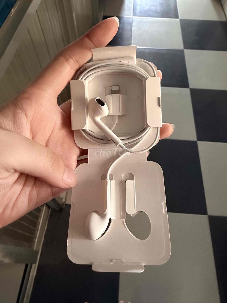 Tai nghe có dây Apple lighning zin theo máy. Mua bán Tivi, Âm thanh tại Quận 6 Tp Hồ Chí Minh được đăng bởi Vương Trang Thanh hình 1