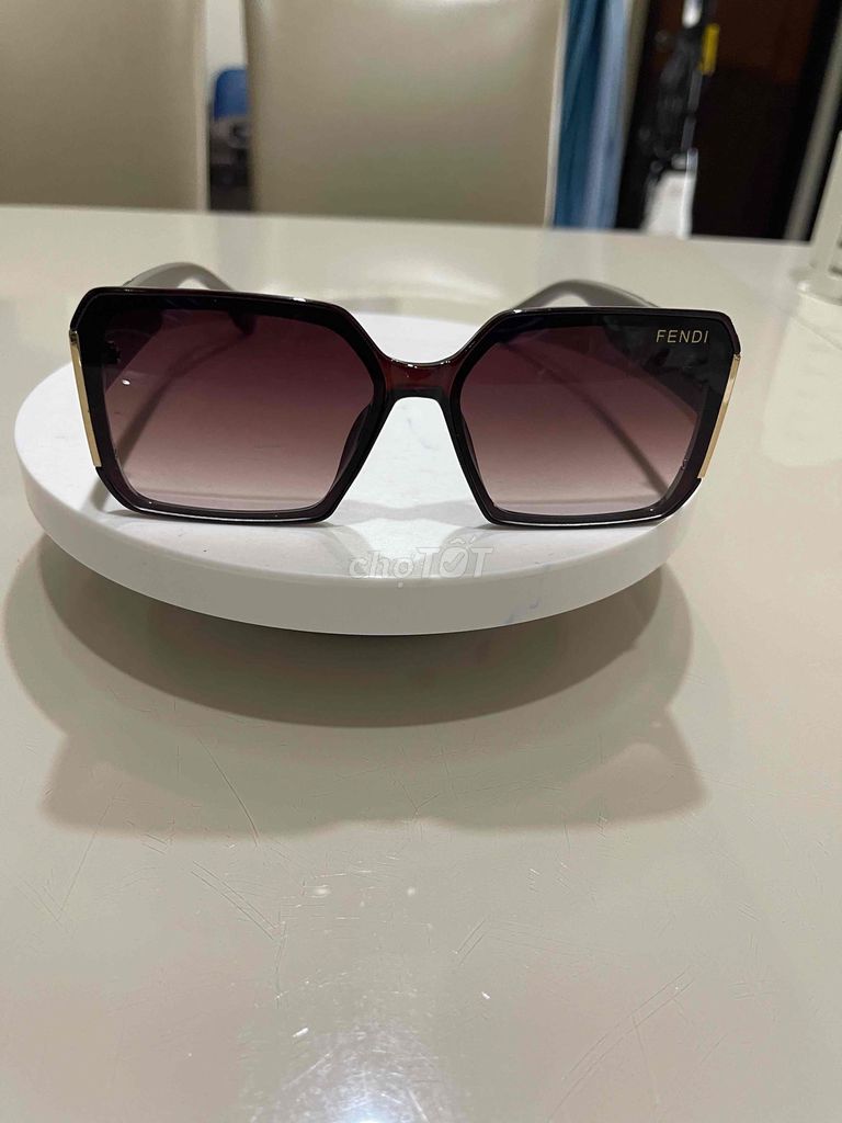 Kính râm 2 hand Fendi nữ màu be đậm. Mua bán Phụ kiện thời trang khác tại Quận 7 Tp Hồ Chí Minh được đăng bởi Dung mê đồ si hình 1