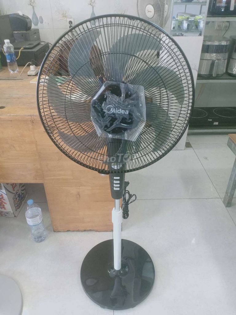 Quạt cây Midea Đen, Trắng, Xám. Mua bán Quạt tại Thành phố Biên Hòa Đồng Nai được đăng bởi Minh Phú hình 1