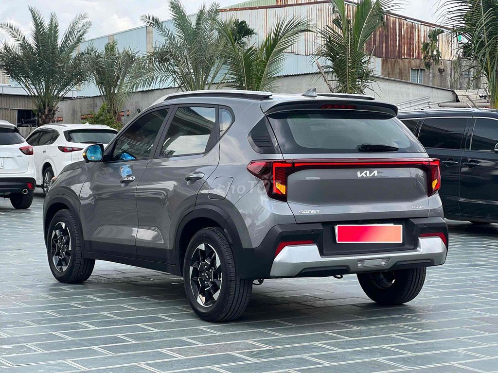 Kia Sonet Luxury 2024 Серый 17 тыс. км