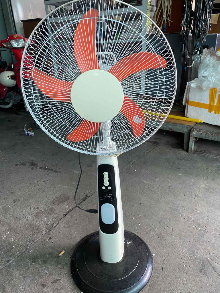 Quạt đứng đã sử dụng màu Trắng, Cam. Mua bán Quạt tại Quận Cái Răng Cần Thơ được đăng bởi ĐUC HOÀNG hình 1
