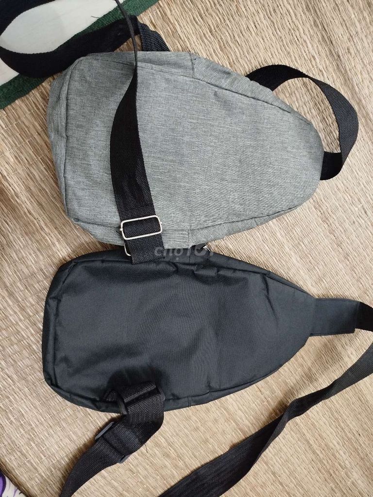 Túi đeo chéo mới mua , bán cả 2 cái 60k , có lẻ