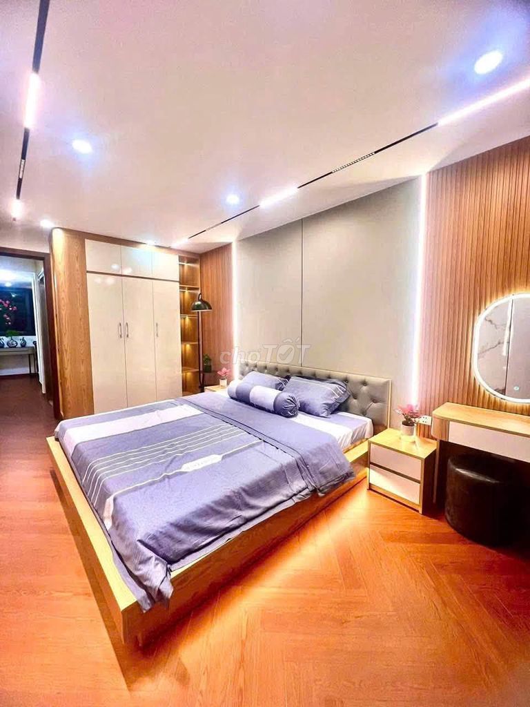 Cho thuê nhà thang máy Hoàng Hoa Thám, Ba Đình - 3PN đủ đồ