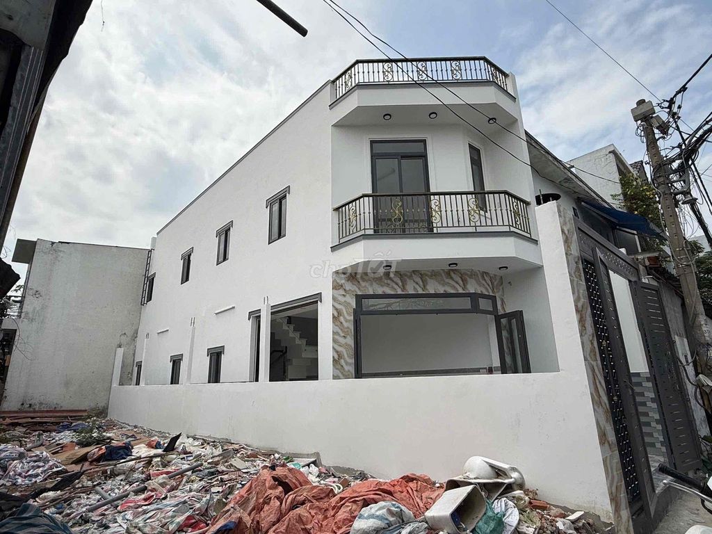 nhà mới xây 4x18 , 1 lầu 3pn to 2 tolet hẽm xe hơi ngủ trong nhà