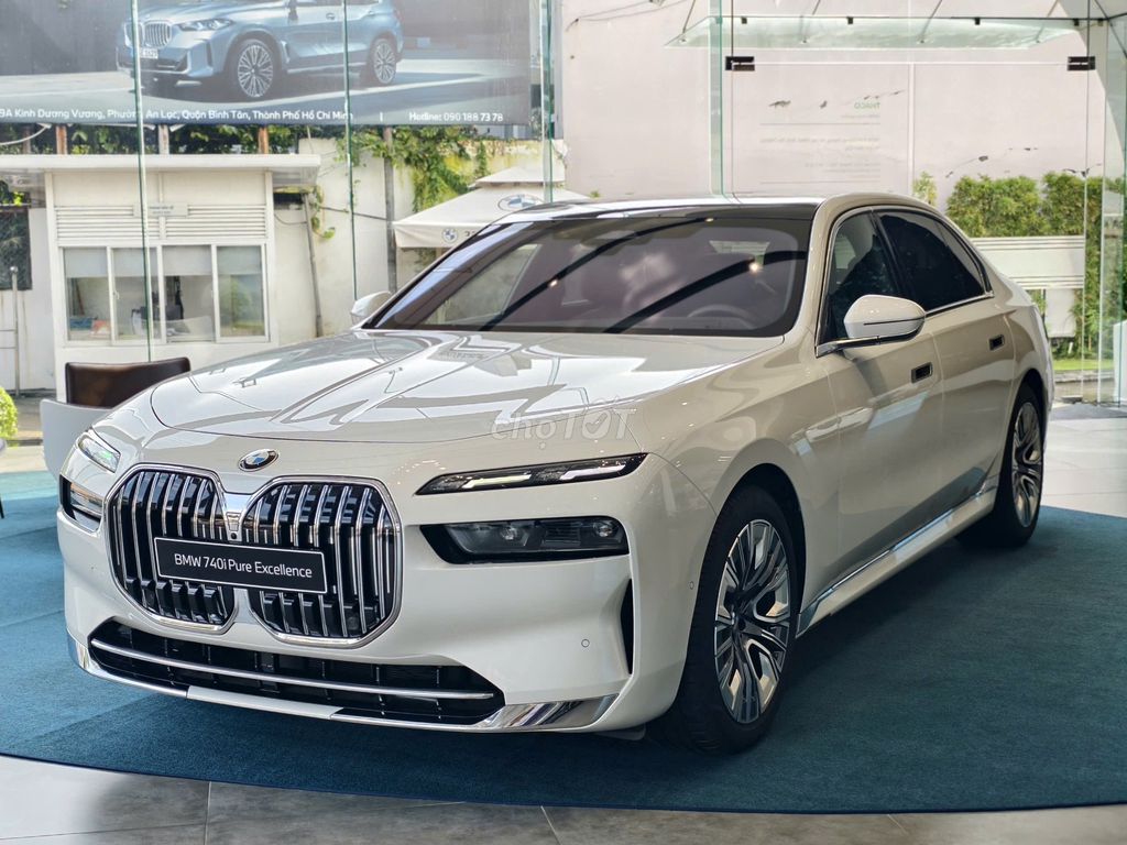 BMW 740i Pure Excellence, белый, 5-местный