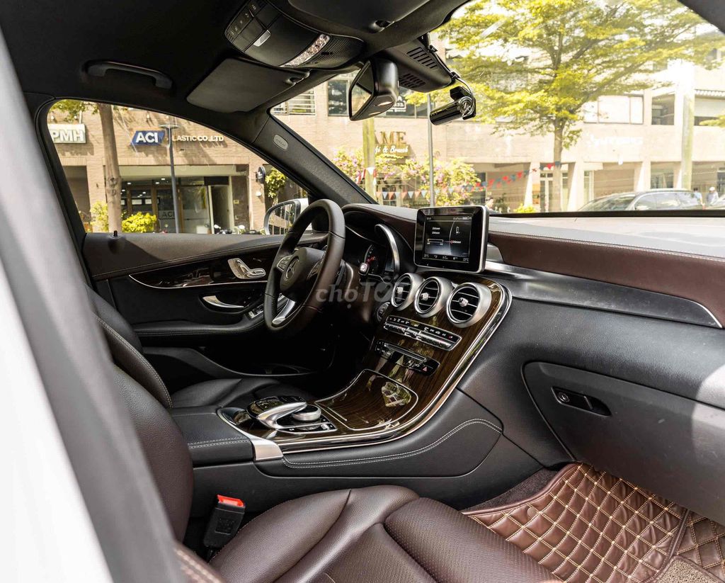 GLC200 Sx 2019 màu trắng nội thất nâu đẹp xuất sắc. Mua bán Ô tô tại Quận 7 Tp Hồ Chí Minh được đăng bởi Dương Phương hình 14