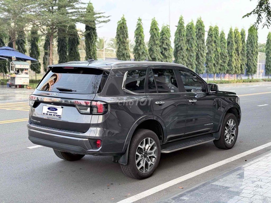 Ford Everest Titanium Xám 7 chỗ 30575 km. Mua bán Ô tô tại Thành phố Dĩ An Bình Dương được đăng bởi Trung tâm xe qua sử dụng Di An Ford hình 2