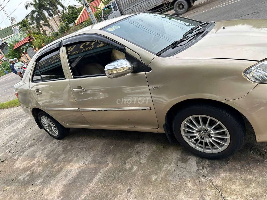 Toyota Vios 2005 số sàn màu vàng cát. Mua bán Ô tô tại Thị xã Bến Cát Bình Dương được đăng bởi lâm hiền  hình 3