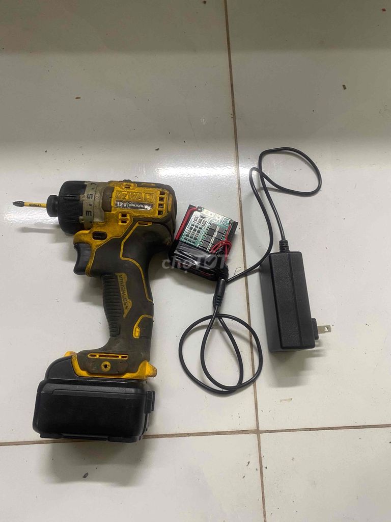 Máy khoan vặn vít Dewalt 12V Vàng Đen. Mua bán Đồ chuyên dụng, Giống nuôi trồng tại Huyện Long Hồ Vĩnh Long được đăng bởi Nguyễn Ngọc Hùng hình 1