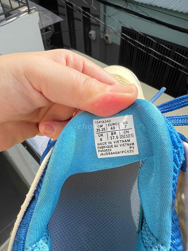 Dư đôi giày thể thao đánh tennis chạy bộ asics