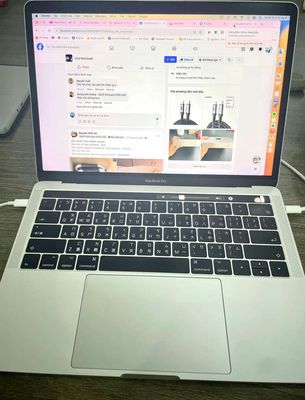 Macbook pro 2017 touchbar hỏng màn