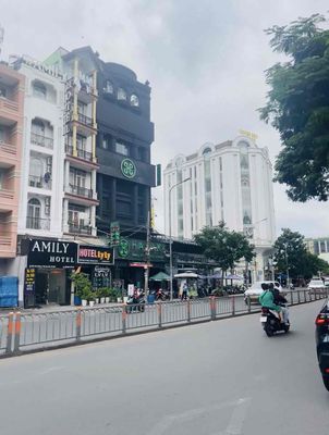 siêu vip nhà đối diện cổng chính eoan maill. DT: 5x23m