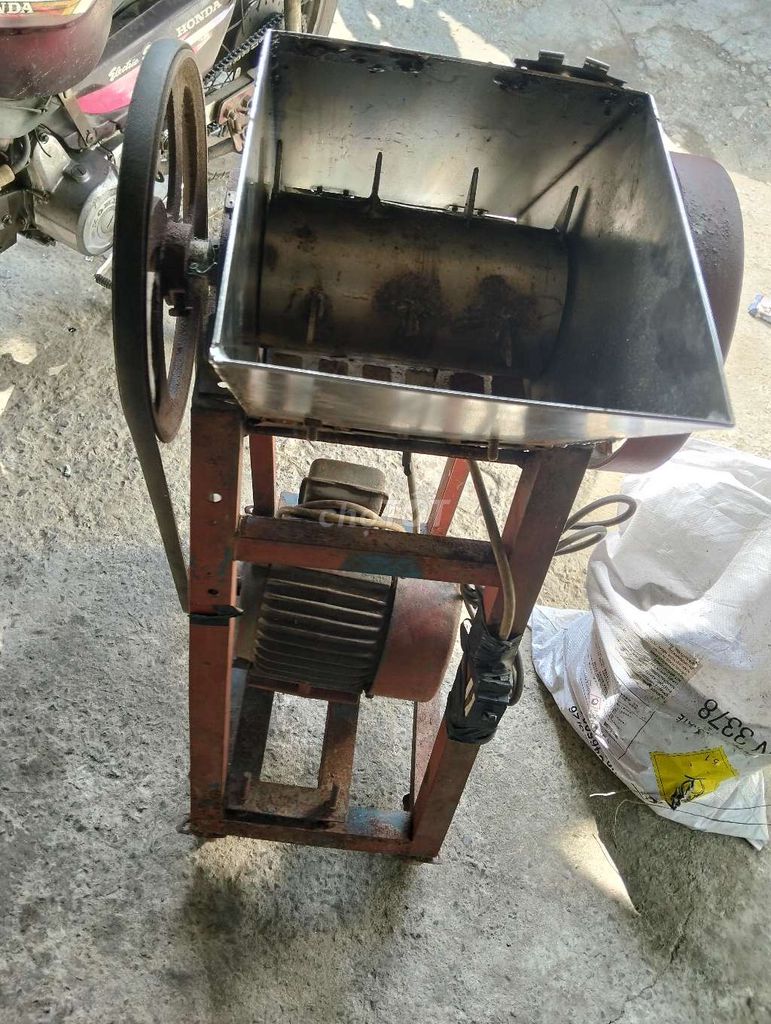 Máy xay sinh tố Kim loại Đỏ bạc. Mua bán Bếp, lò, đồ điện nhà bếp tại Huyện Bình Chánh Tp Hồ Chí Minh được đăng bởi mua bán đồ hình 1