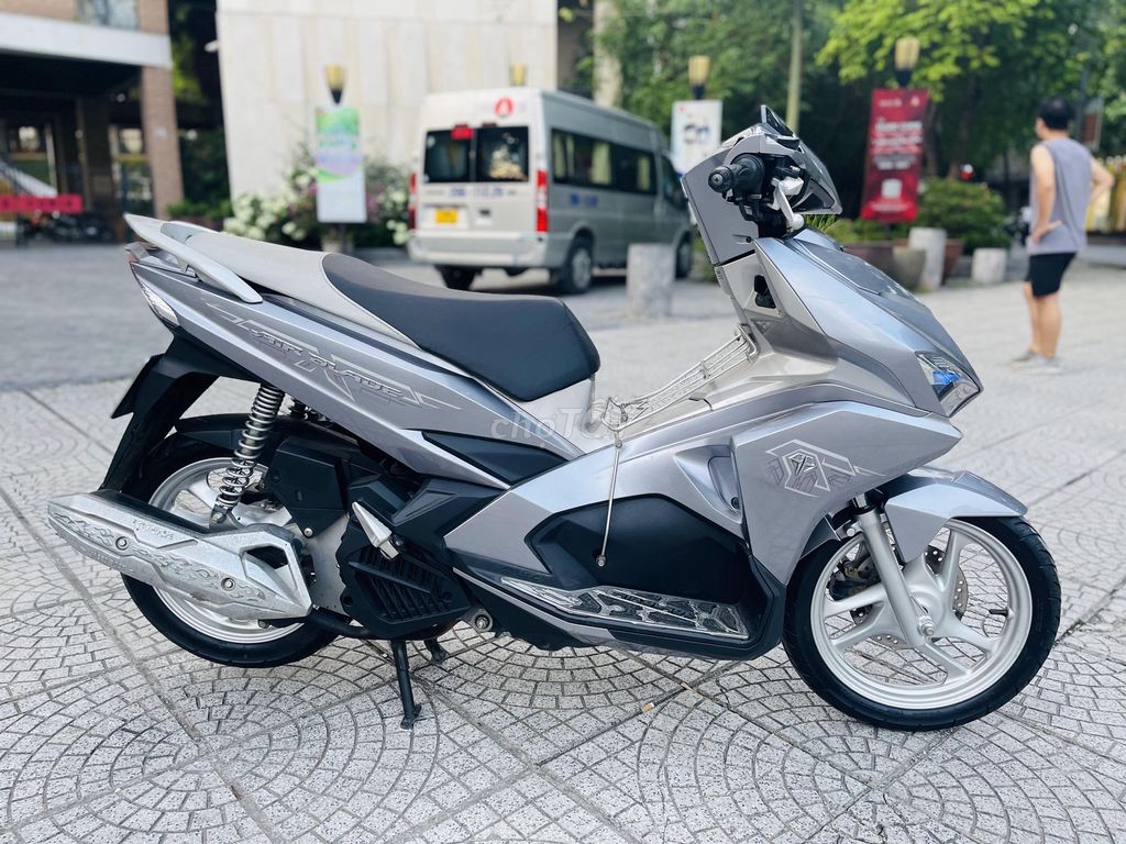 HONDA AIR BLADE125FI 3D XÁM BẠC XE 1 CHỦ ĐI TỪ ĐẦU. Mua bán Xe máy tại Quận Nam Từ Liêm Hà Nội được đăng bởi TÙNG LÂM hình 6