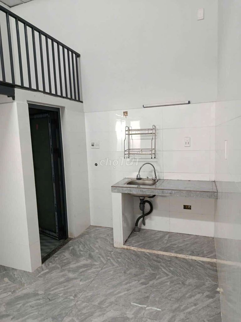 nhà vừa mới xây dựng xong, gần trường mẫu giáo, tiểu học, trung học.