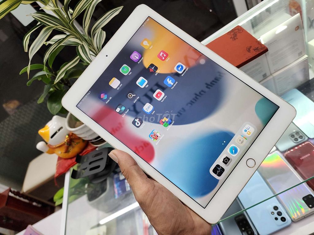 Apple iPad Air 2 64GB Vàng (bh 1 tháng). Mua bán Máy tính bảng tại Quận Ninh Kiều Cần Thơ được đăng bởi Huy hình 1
