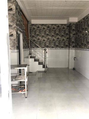Cho thuê nhà mặt tiền kinh doanh nhỏ gần Lã Xuân Oai 2PN 2WC 5,5tr