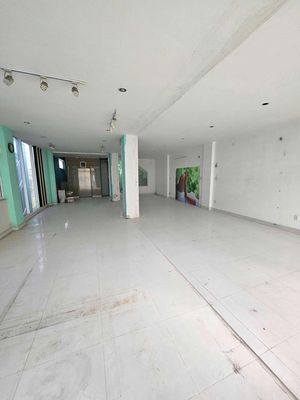Rent · 3 bd · 110 м² · Quận 5, ул. Đường Trần Hưng Đạo