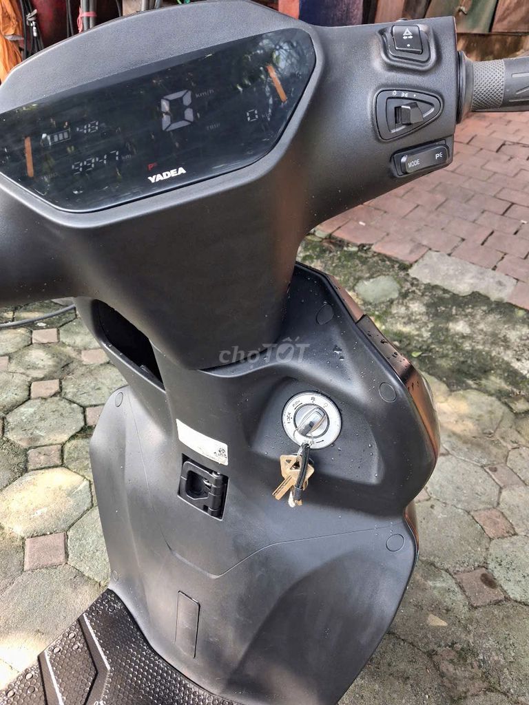 Электрический скутер Yadea Voltguard P 2025, черный, красный, 99,47 км