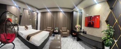 QUEEN HOTEL