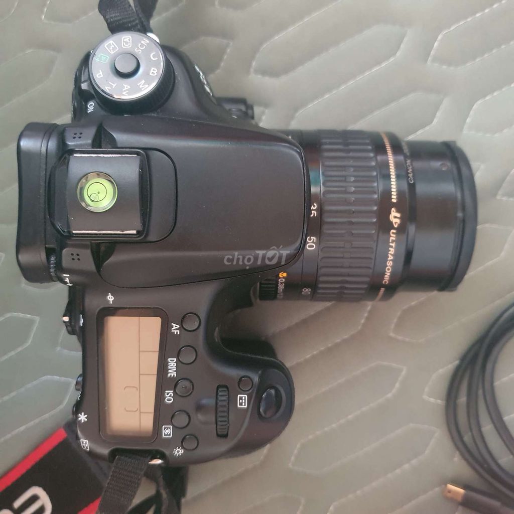 Canon 70D ngoại hình khá màn sáng đẹp lens 35-80mm