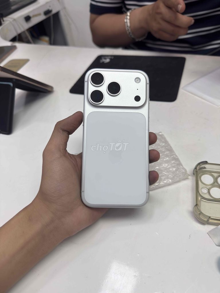 Apple iPhone 17 Pro Bạc Như mới. Mua bán Điện thoại tại Quận 12 Tp Hồ Chí Minh được đăng bởi craxyz ` hình 1