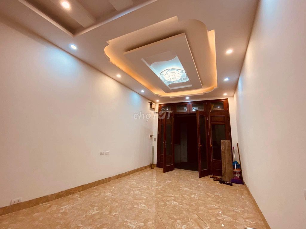 Cho thuê cả nhà 5 tầng, mới xây 40 m2 một sàn