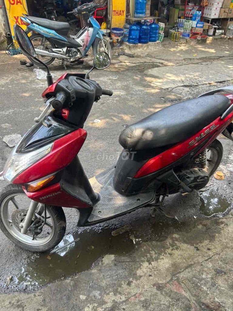 Honda Click красного цвета