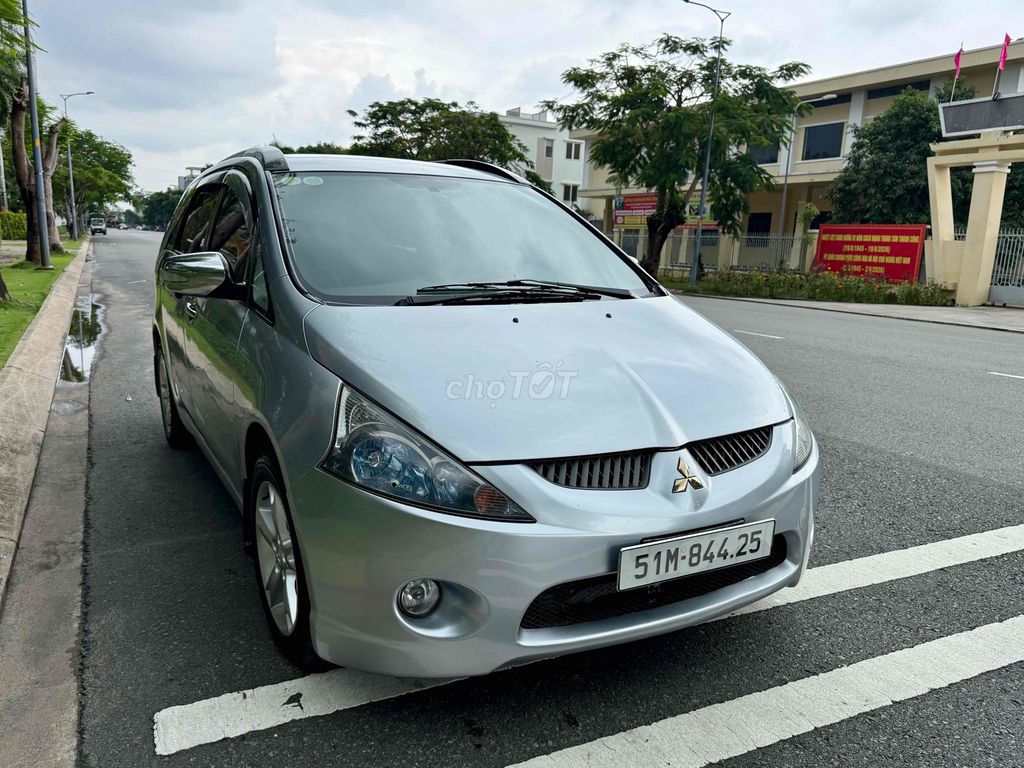 Mitsubishi Grandis 2009 серебристый 7 мест