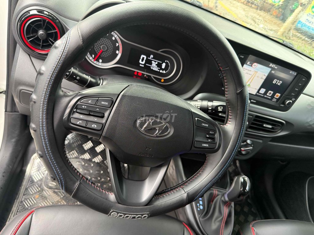 Hyundai Grand i10 2022 1.2 AT Хэтчбек Белый