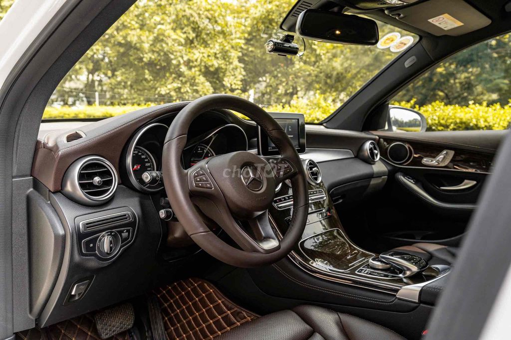 GLC200 Sx 2019 màu trắng nội thất nâu đẹp xuất sắc. Mua bán Ô tô tại Quận 7 Tp Hồ Chí Minh được đăng bởi Dương Phương hình 12