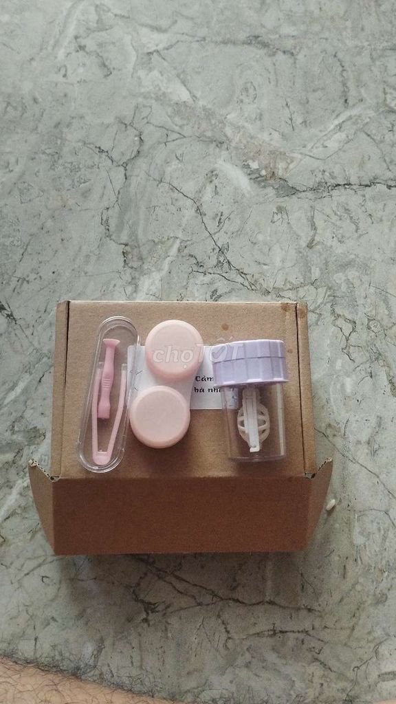 Hộp đựng kính áp tròng Nhựa Hồng. Mua bán Phụ kiện thời trang khác tại Thị xã Điện Bàn Quảng Nam được đăng bởi 2910 Khanh hình 1