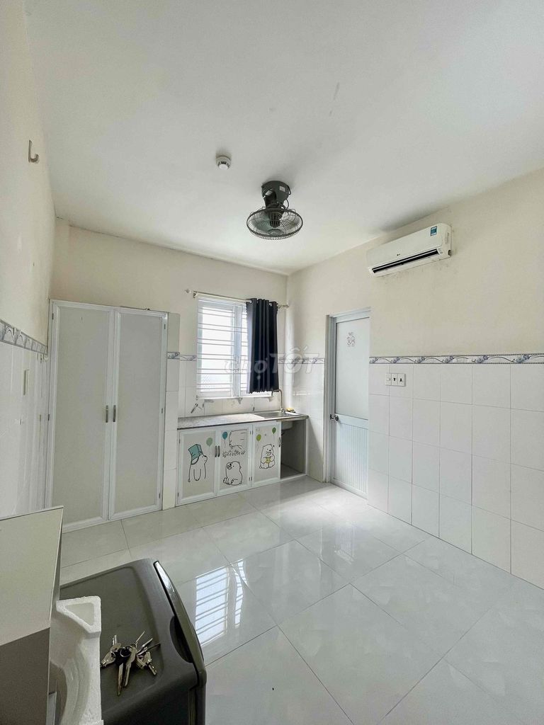 Phòng 20m2 ĐS3 P9 GV Cửa sổ ngoài trời, máy lạnh, tủ áo, máy giặt