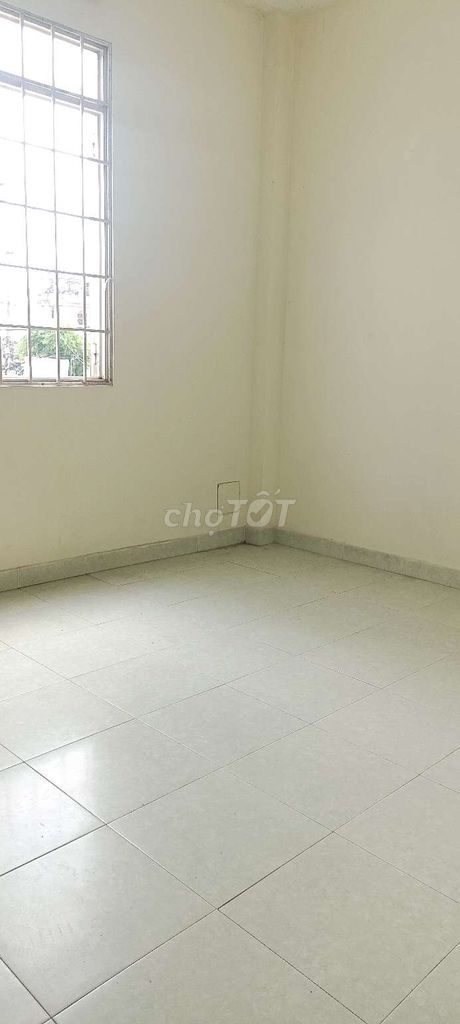 Phòng gần 20m2, đường Nguyễn Văn Quá, phòng trống