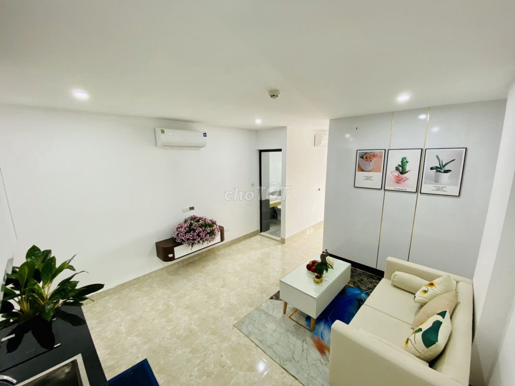 Cho thuê căn hộ 1 ngủ 1 khách siêu rộng mặt phố Nguyễn Văn Tuyết