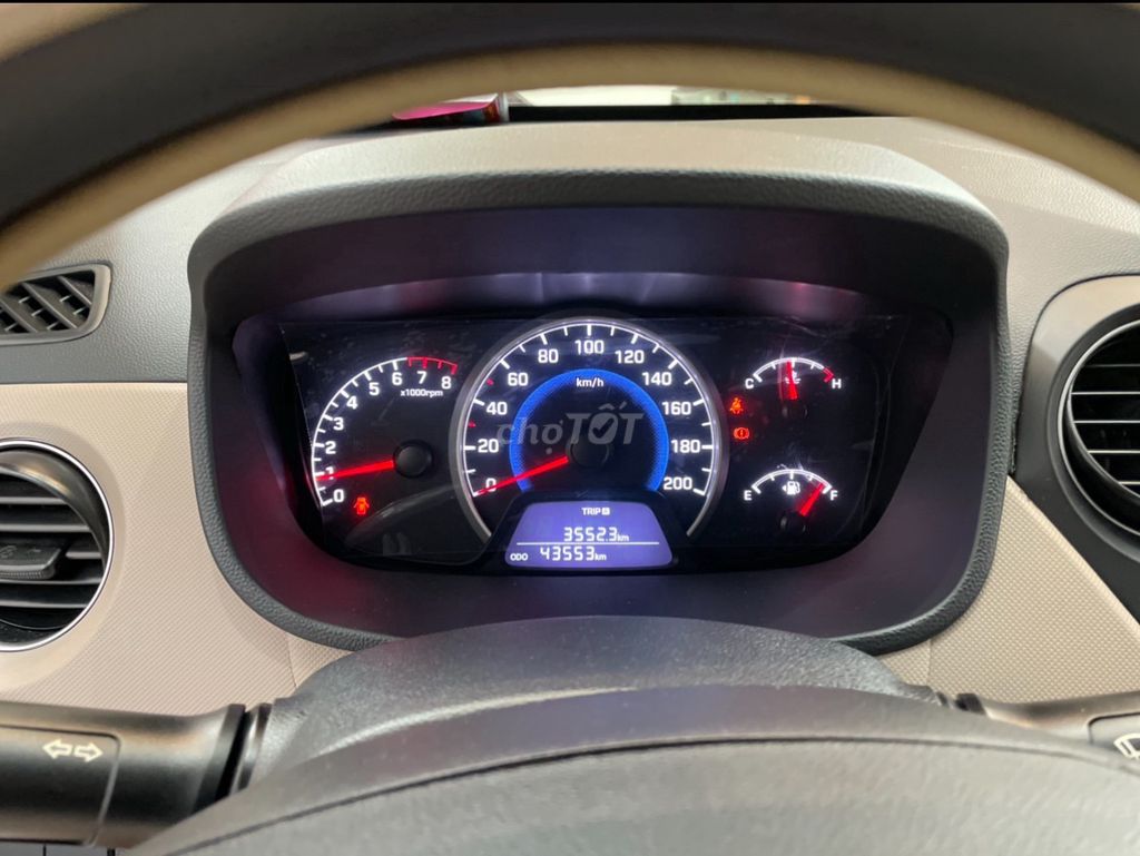 Hyundai Grand i10 механика серебристый 43555 км
