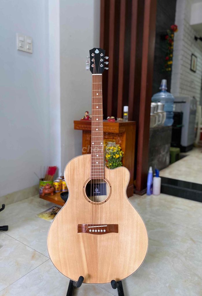 Thanh lý guitar mới chơi được vài lần chỉ 750l