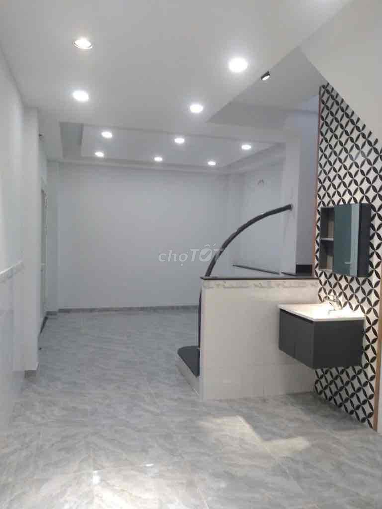 NHÀ ĐẸP 30m2 ,NGANG 4,2 SÁT MẶT TIỀN LÊ HỒNG PHONG QUẬN 5 GIÁ 5 TỶ